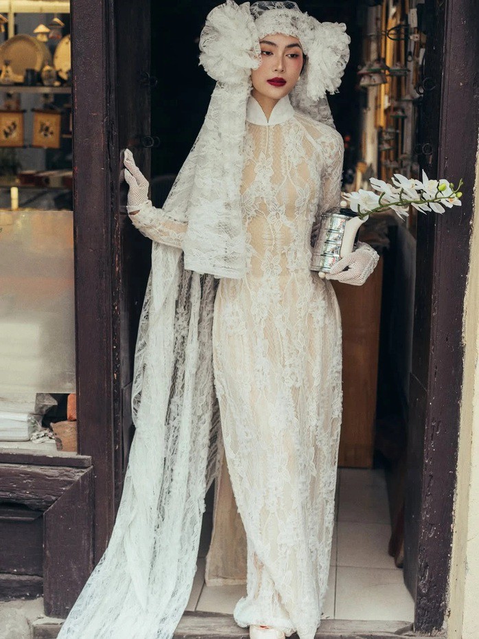 Helly Tống với mẫu áo dài ren