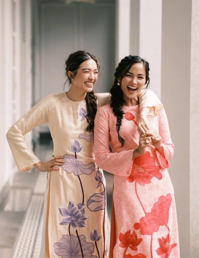 Một trong những kiểu dáng được yêu thích năm nay còn có áo dài họa tiết hoa. Hoa hậu H'Hen Niê và Á hậu Lệ Hằng rủ nhau chụp ảnh kỷ niệm Tết với thiết kế của Thủy Nguyễn.