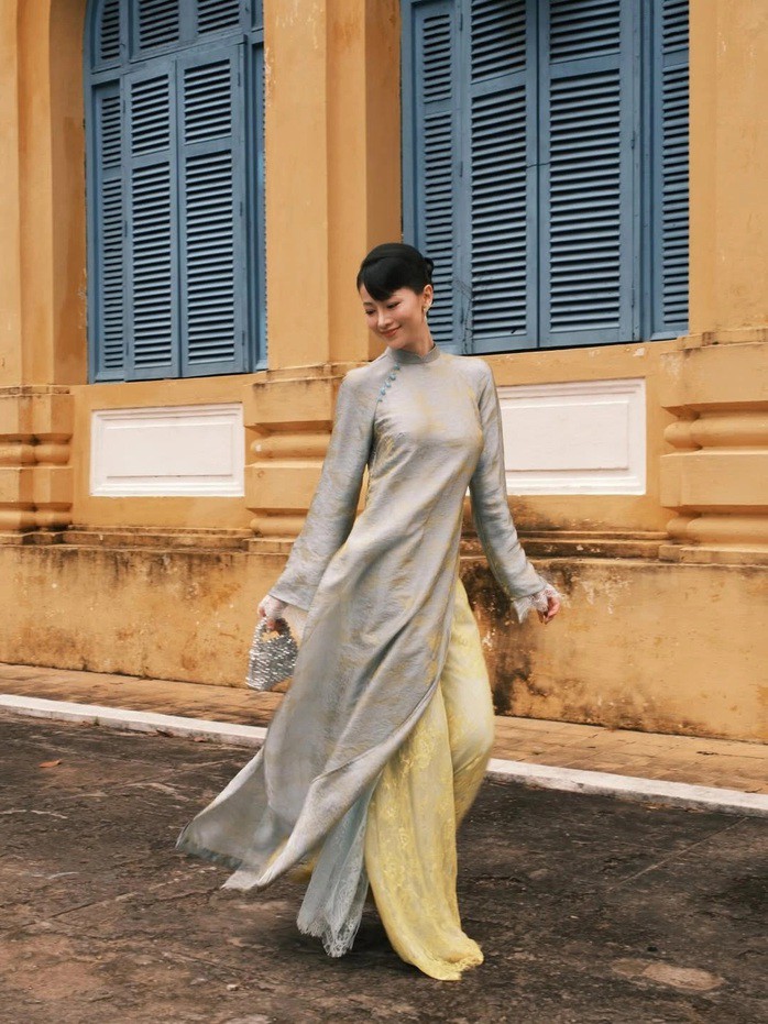 Là một trong những xu hướng nổi bật năm nay, áo dài tà kép được Hoa hậu Phương Khánh lựa chọn. Người đẹp dạo phố với áo lụa mỏng đắp ren của Chung Thanh Phong.