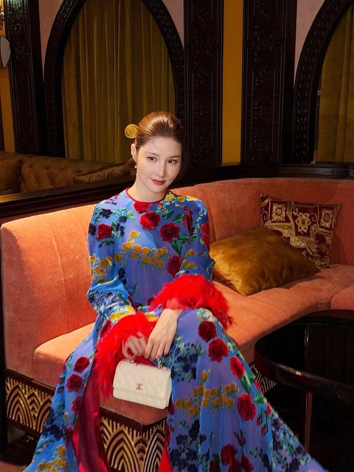 Diễn viên Diễm My 9X chọn áo dài nhung họa tiết hoa.