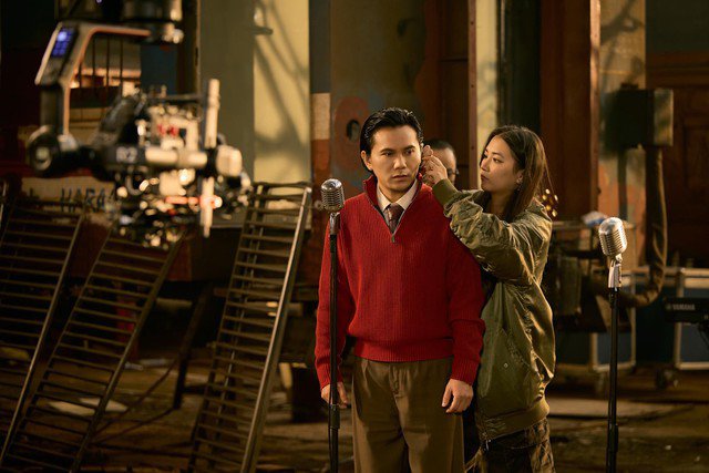 Con gái Tú Dưa luôn theo sát và hỗ trợ bố trong công việc.