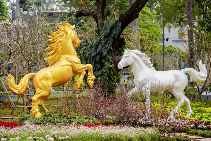 Trên toàn bộ 4,3 ha công viên là các vườn hoa, tiểu cảnh mang đậm bản sắc Tết.