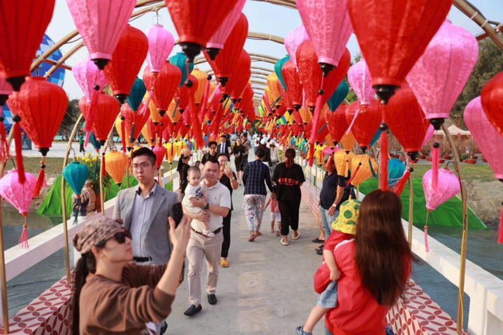 Hàng nghìn du khách đã đổ về Cần Giờ chơi Tết sớm.