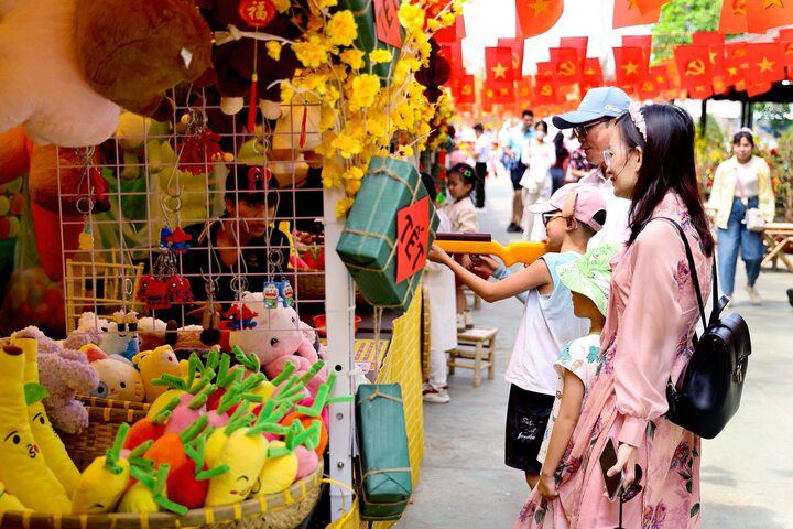 Rất nhiều khu vực trải nghiệm Tết cho gia đình.