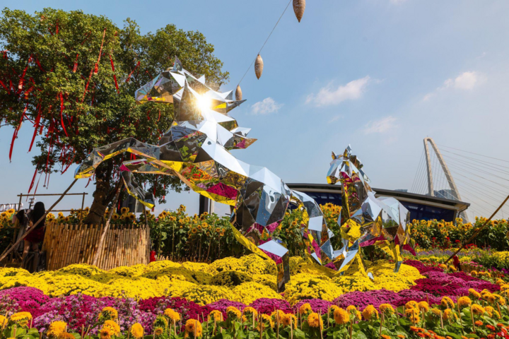 Cong viên hoa bên sông Sài Gòn trang trí ấn tượng thu hút đông khách vui chơi, chụp hình mỗi ngày.