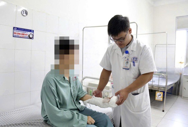 Bác sĩ Đỗ Đình Hà kiểm tra vết thương của người bệnh. Ảnh: BVCC