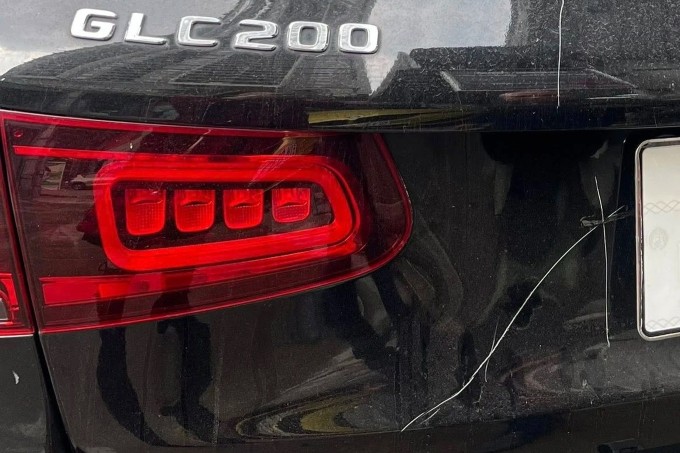 Xe Mec GLC 200 của chị Ngọc bị cào xước. Ảnh: Nhân vật cung cấp