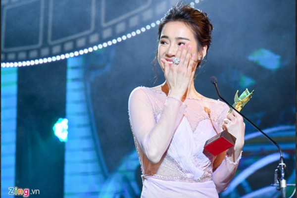 Bằng chứng là nữ diễn viên sinh năm 1990 đã 2 lần giành giải nữ "Nữ diễn viên ấn tượng" của VTV Awards. 2 năm liên tiếp 2015, 2016, Nhã Phương đã giành cúp trên tay. Cụ thể, năm 2015, với diễn xuất trong phim "Tuổi thanh xuân", Nhã Phương được vinh danh lần đầu tiên tại VTV Awards.