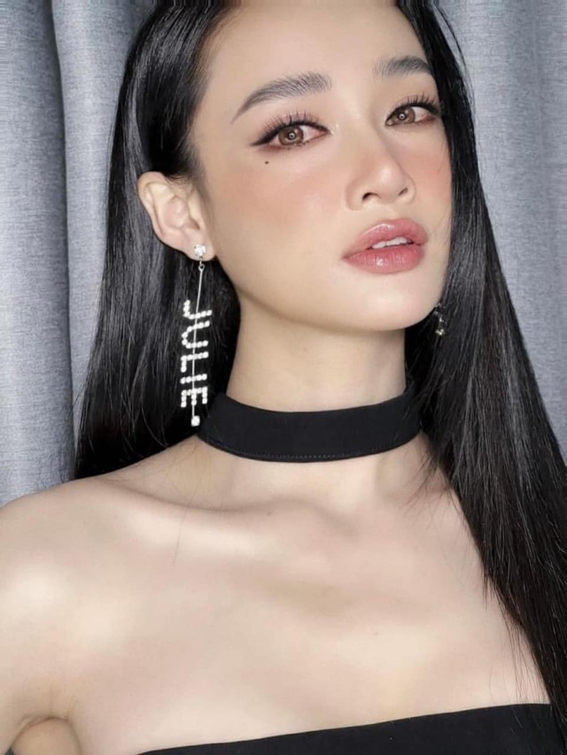 Nhã Phương sinh năm 1990 là gương mặt quen thuộc với khán giả yêu mến VFC khi xuất hiện trong các phim giờ vàng như: Tuổi thanh xuân, Khúc hát mặt trời, Zippo, mù tạt và em... Những năm 2014, 2015, 2016 được xem là thời đỉnh cao trong sự nghiệp diễn xuất của Nhã Phương.