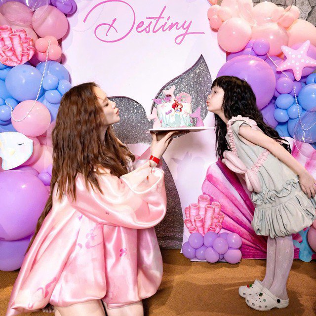 Sau gần 8 năm về chung nhà, vợ chồng họ vẫn mặn nồng, ngọt ngào như lúc mới yêu. Trường Giang có niềm đam mê với nấu ăn nên sẽ phụ trách nấu nướng để chăm sóc vợ con. Đặc biệt, nam danh hài còn xây dựng một căn biệt thự lớn ở vùng ngoại ô để gia đình có nơi nghỉ ngơi. Đồng thời, Trường Giang cũng tự tay trồng rau củ, hoa màu sạch để phục vụ riêng cho Nhã Phương. Từ hồi kết hôn, nữ diễn viên có cuộc sống sung sướng và được chồng ủng hộ để tập trung làm nghề. Nhã Phương từng gây chú ý khi tiết lộ Trường Giang tin tưởng giao cho cô đứng tên hầu hết các tài sản của gia đình: "Anh Giang đi ra ngoài làm vô tình thích mảnh đất nào đó chẳng hạn, ảnh biết vợ là người rất thích đứng tên, nhiều khi em không biết, ảnh kêu vợ qua đây ký tên, lúc đó em mới biết chồng mua đất. Anh Giang rất có niềm tin vào em, không bao giờ em tiêu pha bậy bạ. Giữa tụi em luôn có niềm tin rất lớn".