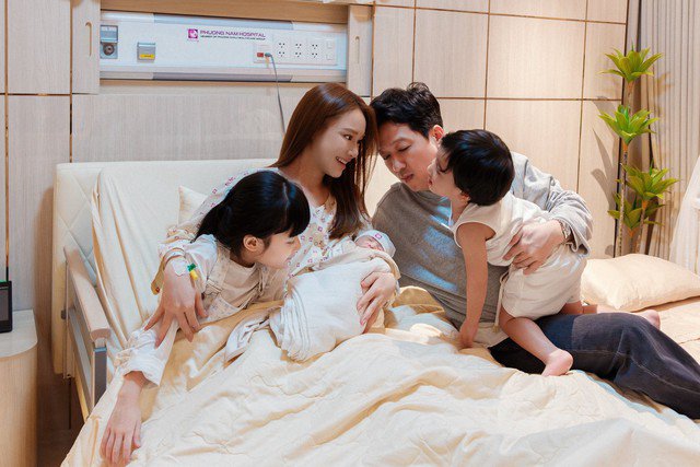 Khi Nhã Phương sinh con lần thứ 3, trên Fanpage cá nhân Trường Giang đã viết những lời xúc động dành cho Nhã Phương và các con. Thông qua những dòng viết này, anh muốn thông báo gia đình đã đón thêm thành viên mới. Thời điểm, Nhã Phương sinh con, Trường Giang bận đi công tác nên anh đã không ở bên. Ngoài lời xin lỗi, nam diễn viên còn ca ngợi vợ là "người mạnh mẽ kiên cường nhất trong nhà". Anh còn cảm thán: "3 thiên thần đã ra đời bằng tình yêu sâu đậm, sự hy sinh và lòng vị tha mà em đã dành cho anh".