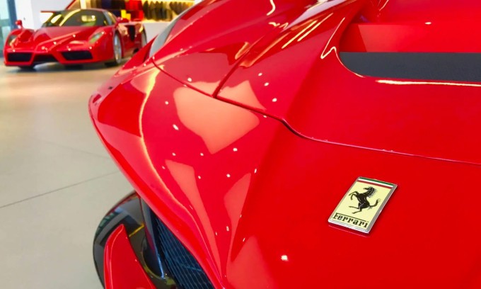 Logo con ngựa tung vó trên siêu xe Ferrari. Ảnh: Motor1