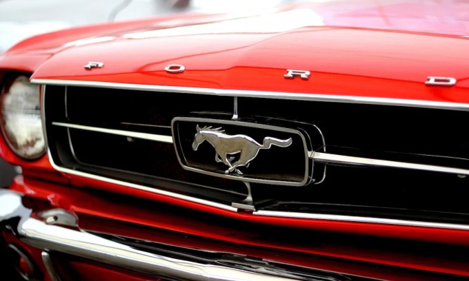 Logo ngựa phía lưới tản nhiệt của Ford Mustang. Ảnh: J.D. Power