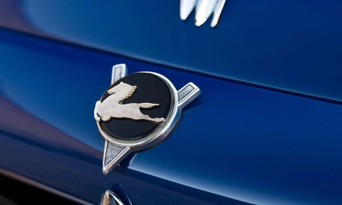 Logo ngựa trên một mẫu xe của Pegaso. Ảnh: RM Sotheby's
