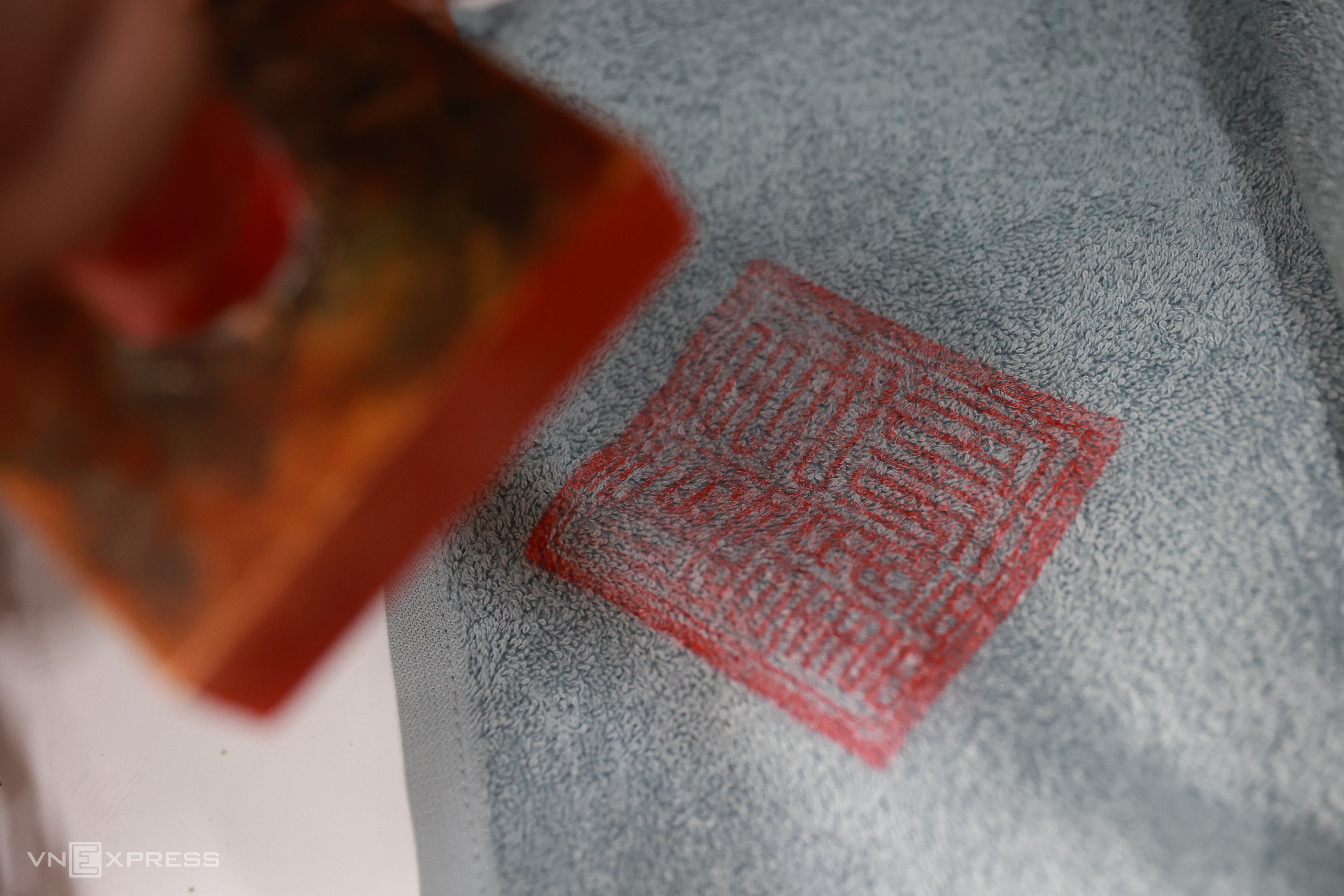 Xếp hàng cầm khăn chờ xin ấn chùa cổ người Hoa ở TP HCM - 9