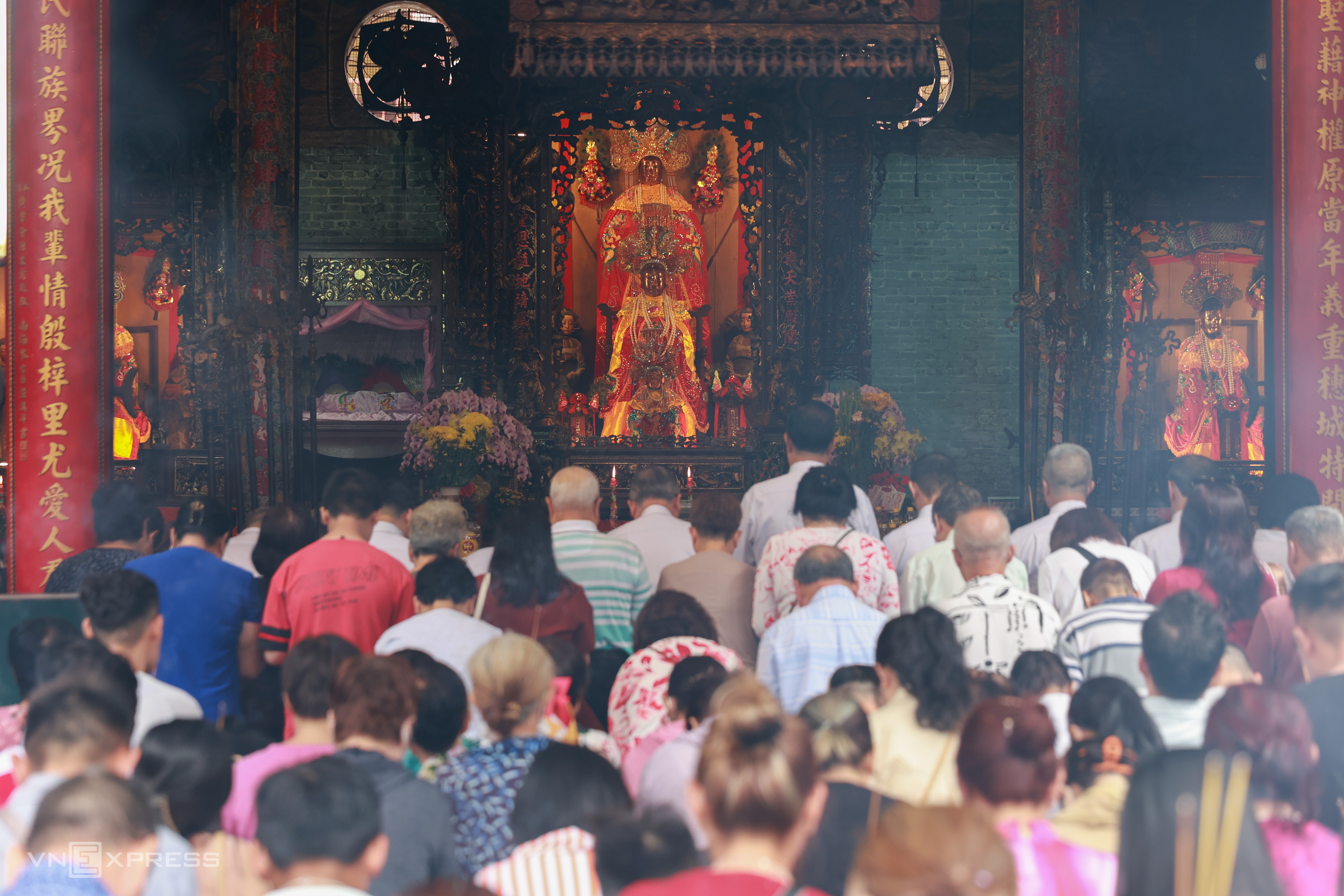 Xếp hàng cầm khăn chờ xin ấn chùa cổ người Hoa ở TP HCM - 12