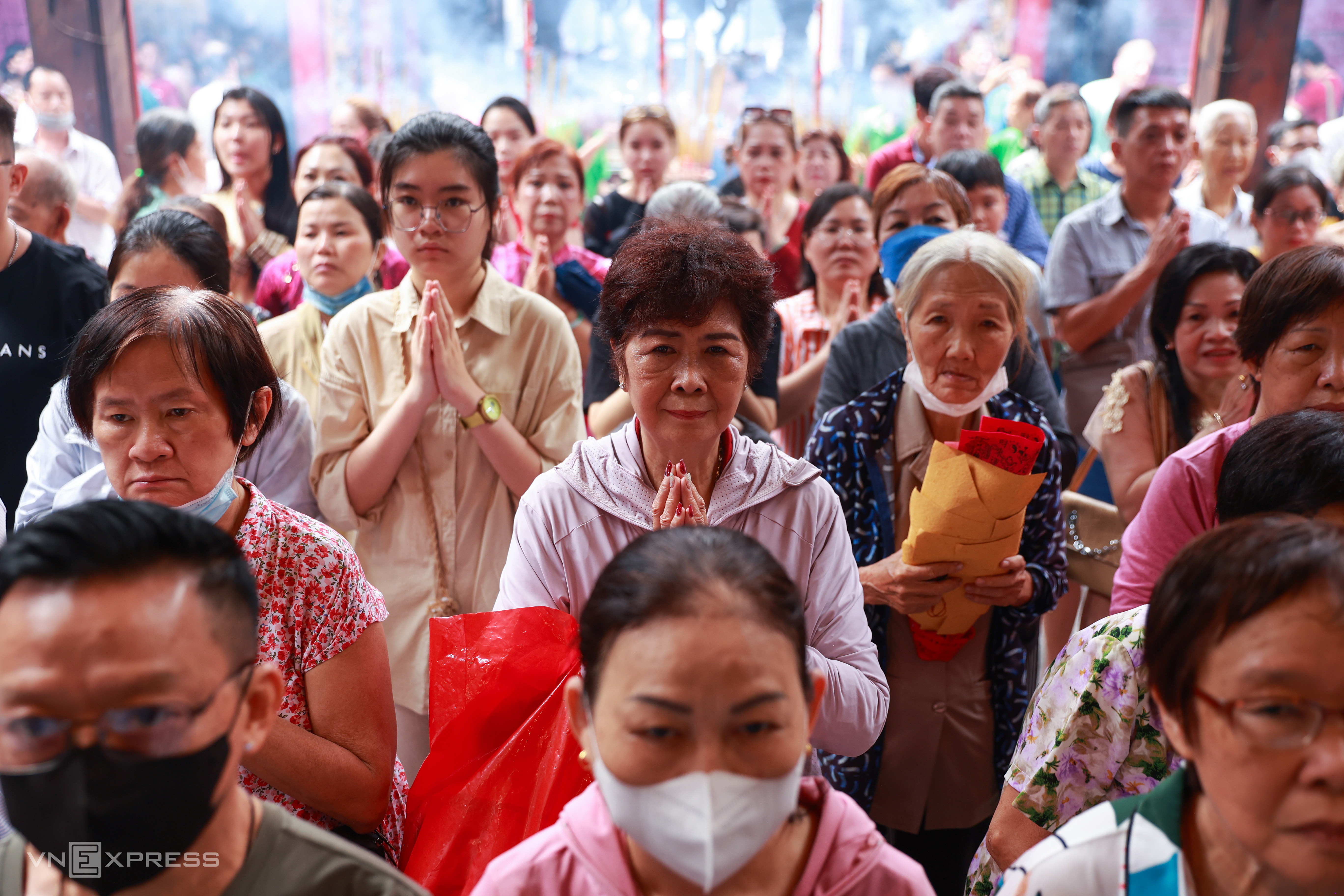 Xếp hàng cầm khăn chờ xin ấn chùa cổ người Hoa ở TP HCM - 13