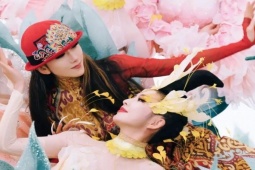 Chim công làng múa khen mỹ nhân Tân Cương