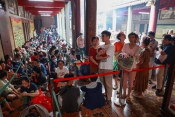 Xếp hàng cầm khăn chờ xin ấn chùa cổ người Hoa ở TP HCM