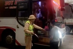 Ô tô 23 chỗ chở 48 người bị phạt hơn 187 triệu đồng