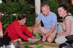 Tranh cãi cách hiểu đúng về Tết Âm lịch