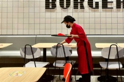 Lương gấp 2-4 lần, nhiều sinh viên không về quê đón Tết