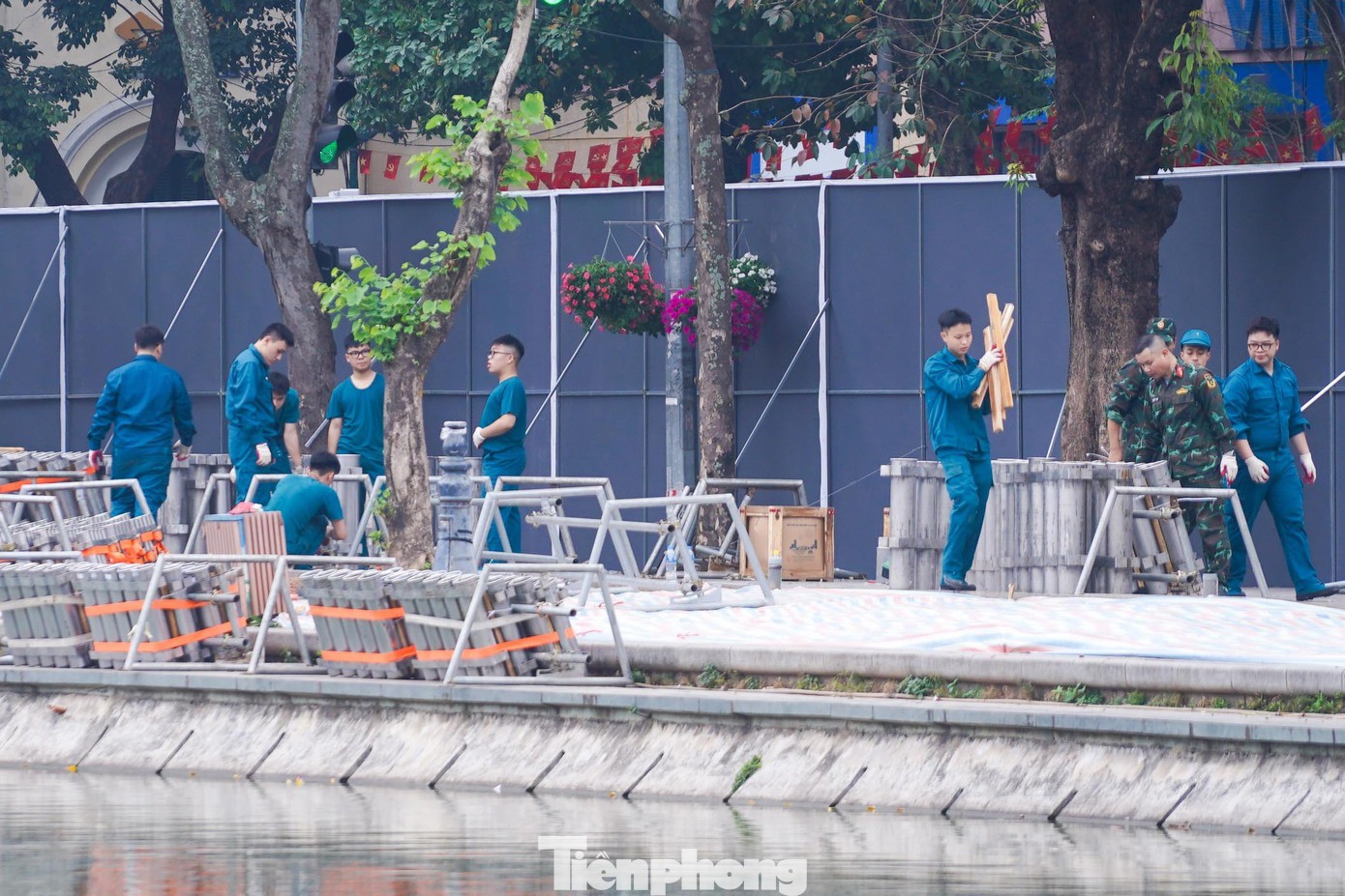 Tại Hồ Gươm, hai trận địa pháo hoa tầm cao kết hợp tầm thấp đang được gấp rút lắp đặt.