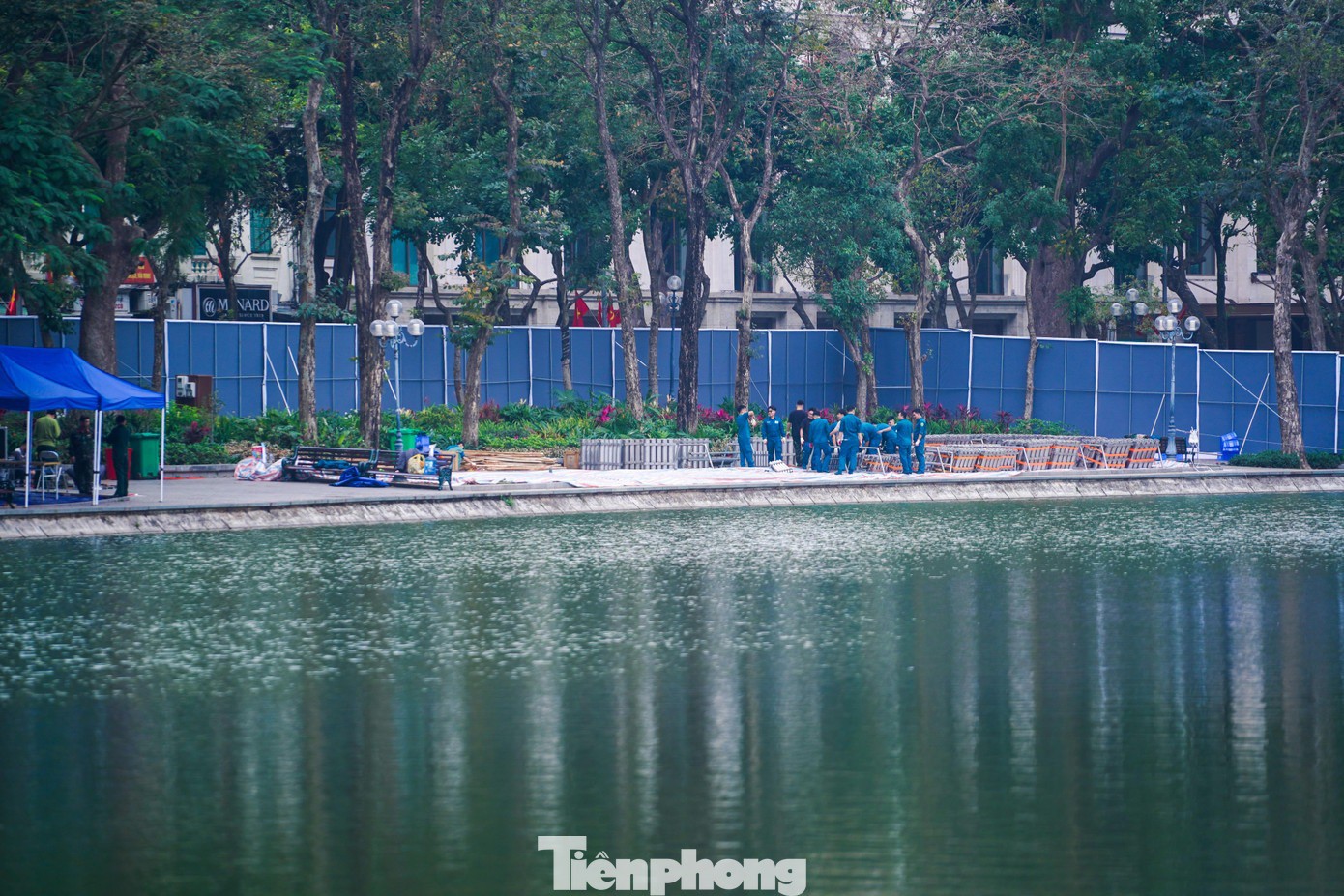 Tại Hồ Gươm, hai trận địa pháo hoa tầm cao kết hợp tầm thấp đang được gấp rút lắp đặt.