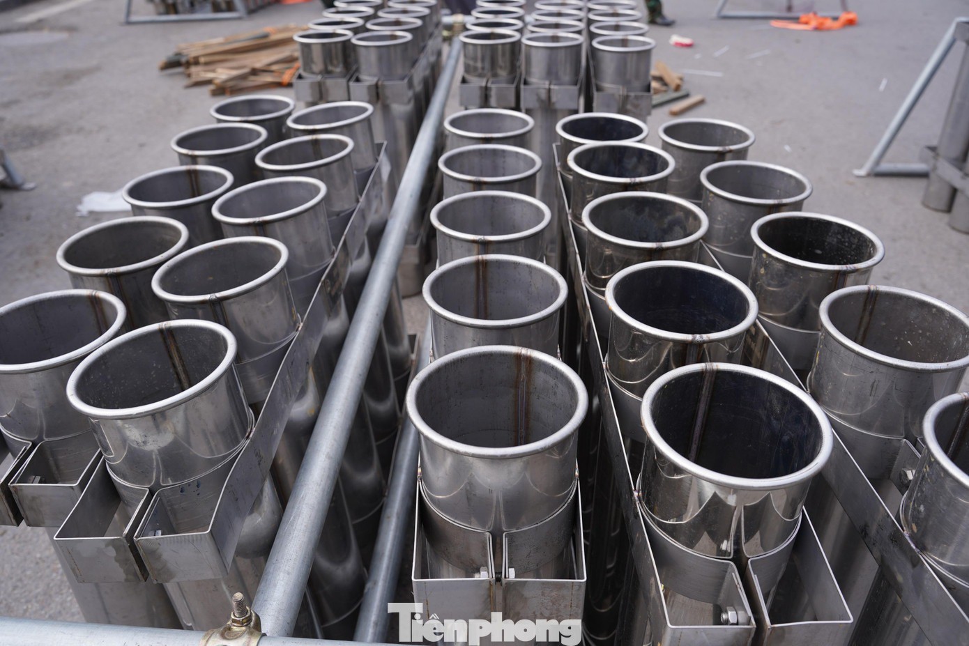 Từng nòng pháo, dây dẫn được các chiến sĩ kiểm tra tỉ mỉ, lắp ráp theo đúng quy trình kỹ thuật.