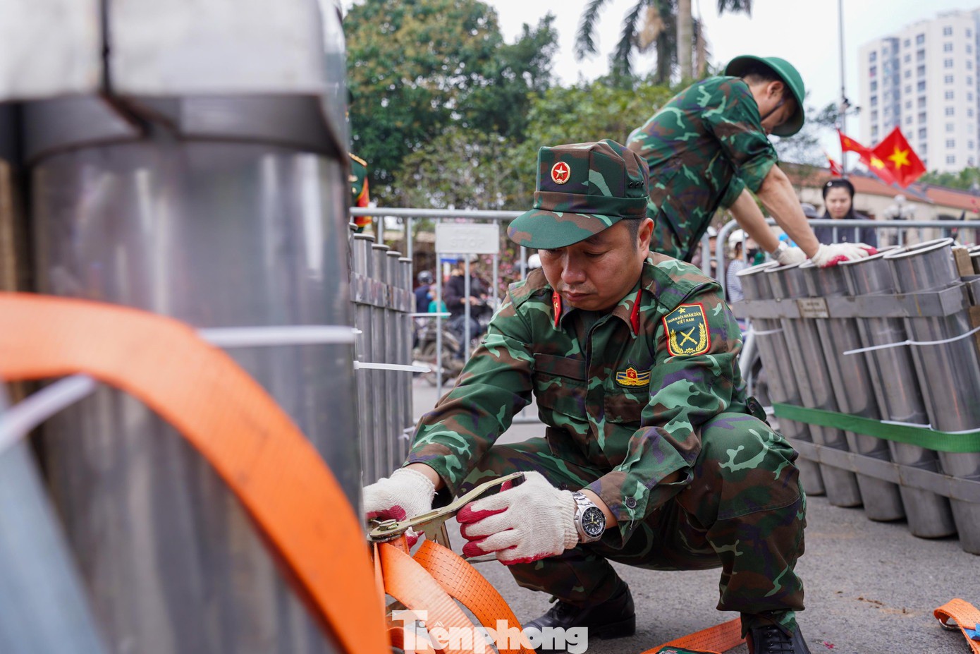 Từng nòng pháo, dây dẫn được các chiến sĩ kiểm tra tỉ mỉ, lắp ráp theo đúng quy trình kỹ thuật.