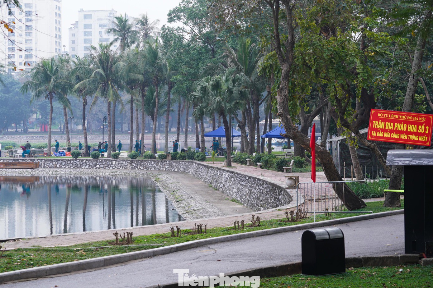 Tại khu vực công viên Thống Nhất, việc lắp đặt giàn pháo cũng đang được triển khai khẩn trương.