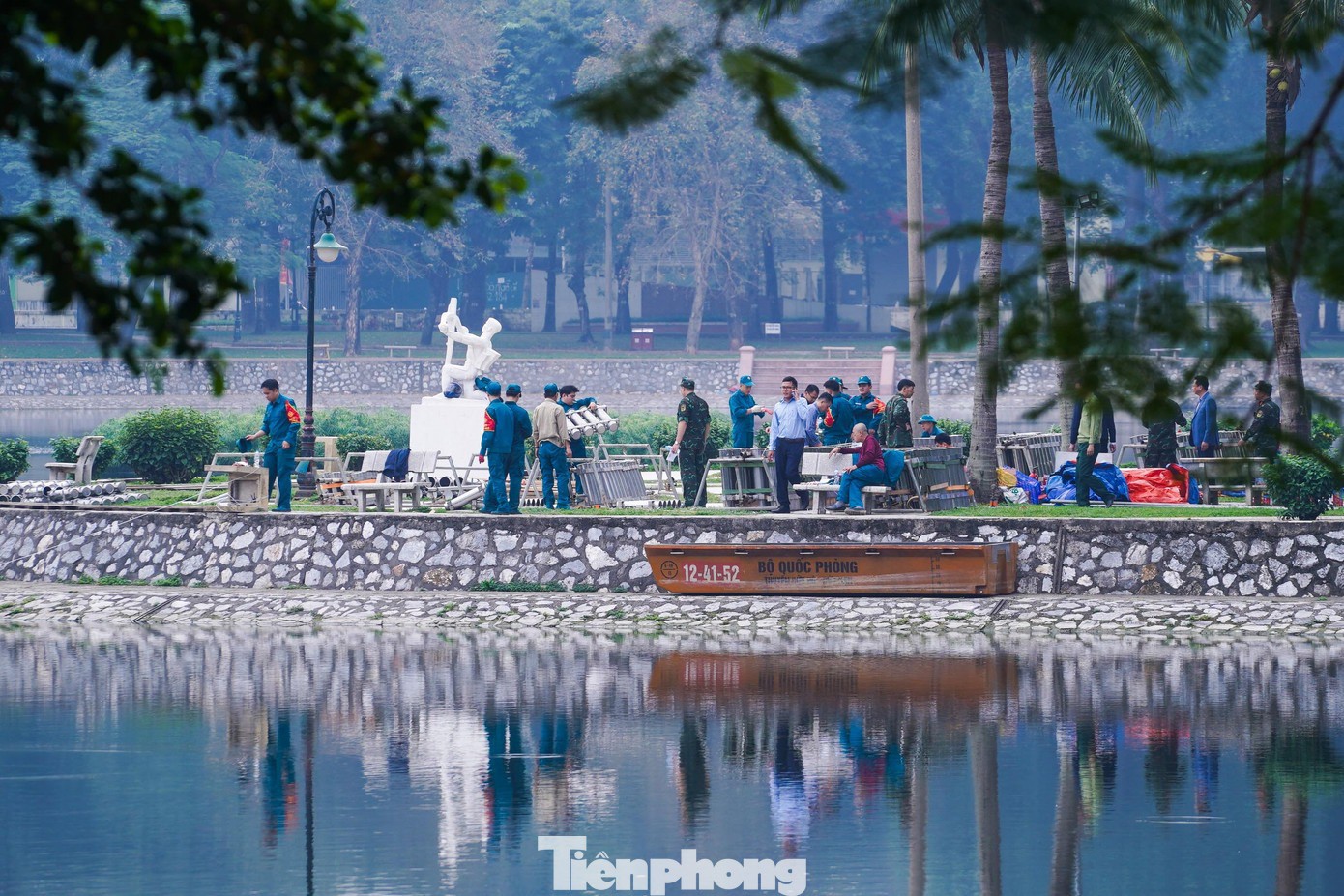 Tại khu vực công viên Thống Nhất, việc lắp đặt giàn pháo cũng đang được triển khai khẩn trương.
