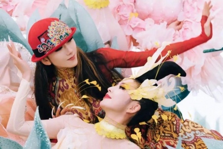 Chim công làng múa khen mỹ nhân Tân Cương