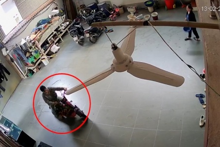 Clip: Chở quất về tới nhà chơi Tết, người phụ nữ gặp tai nạn “dở khóc dở cười”