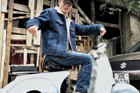 Đạo diễn Trần Lực phim  ' Tết này ai đến xông nhà '  tuổi U70 vẫn lịch lãm, tâm huyết với nghề diễn