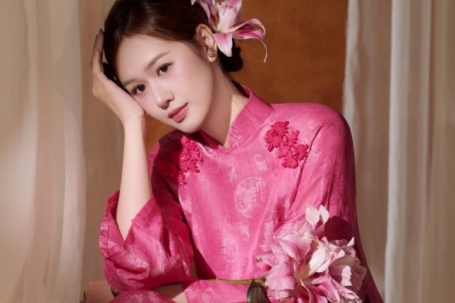 Bà xã Anh Đức nổi bật với áo dài truyền thống sắc hồng