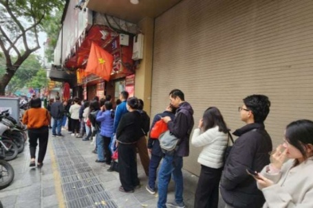 Giá vàng hôm nay mới nhất (15/2) cao "chót vót": Nhà vàng sắp nghỉ Tết, người mua tranh thủ xếp hàng