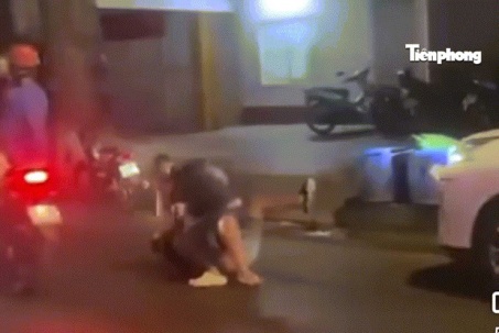 [Clip] Hai tài xế vật lộn, đánh nhau giữa đường gây xôn xao ngày giáp Tết