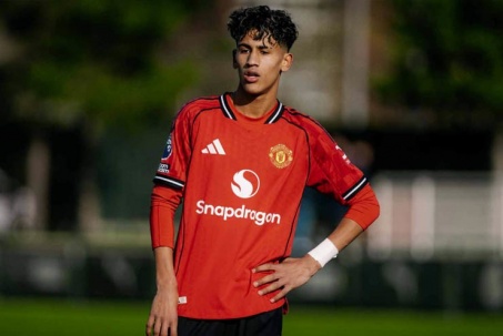 Thần đồng 15 tuổi tỏa sáng giúp MU hạ Man City, con trai Rooney bị lu mờ