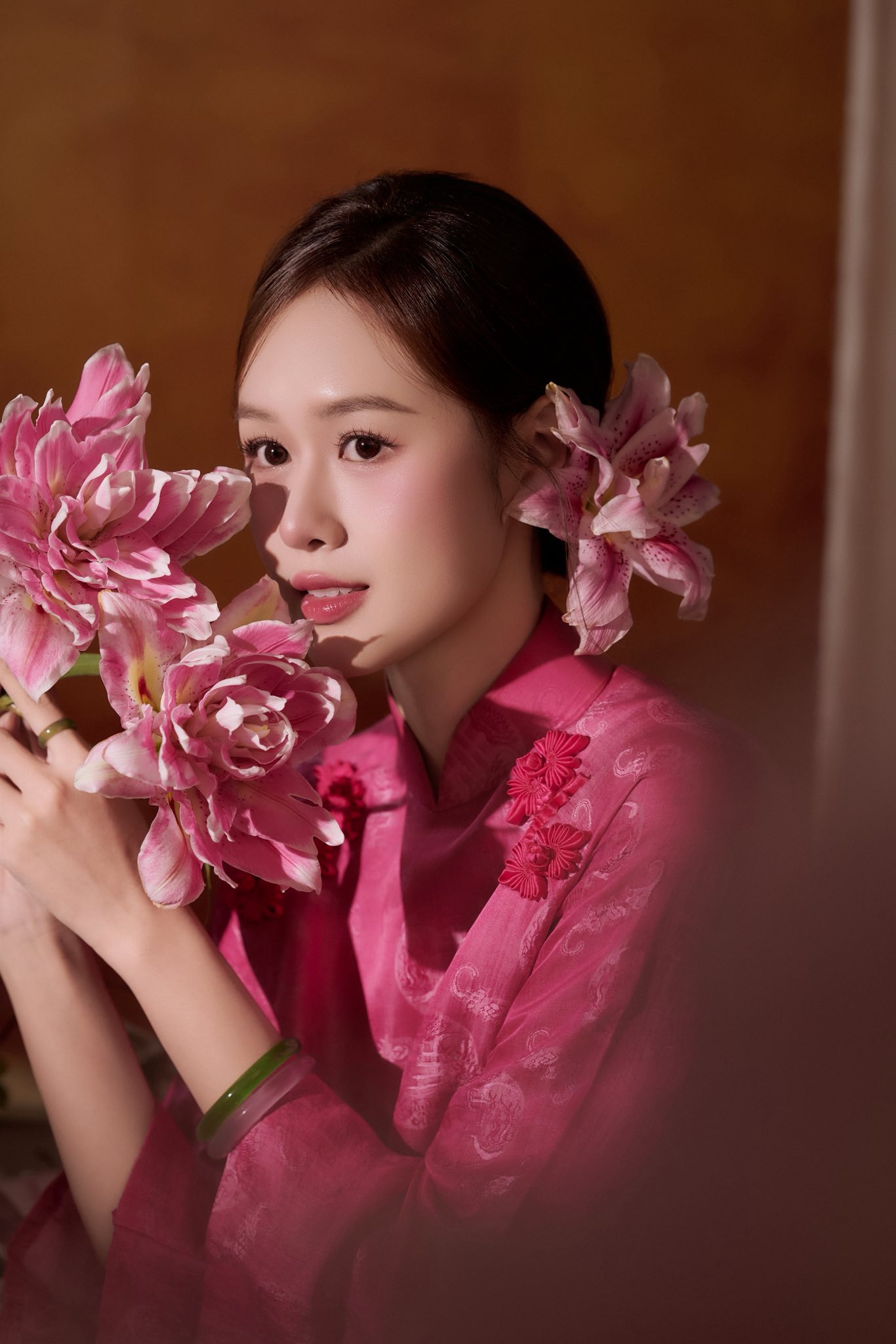 Bà xã Anh Đức nổi bật với áo dài truyền thống sắc hồng - 3