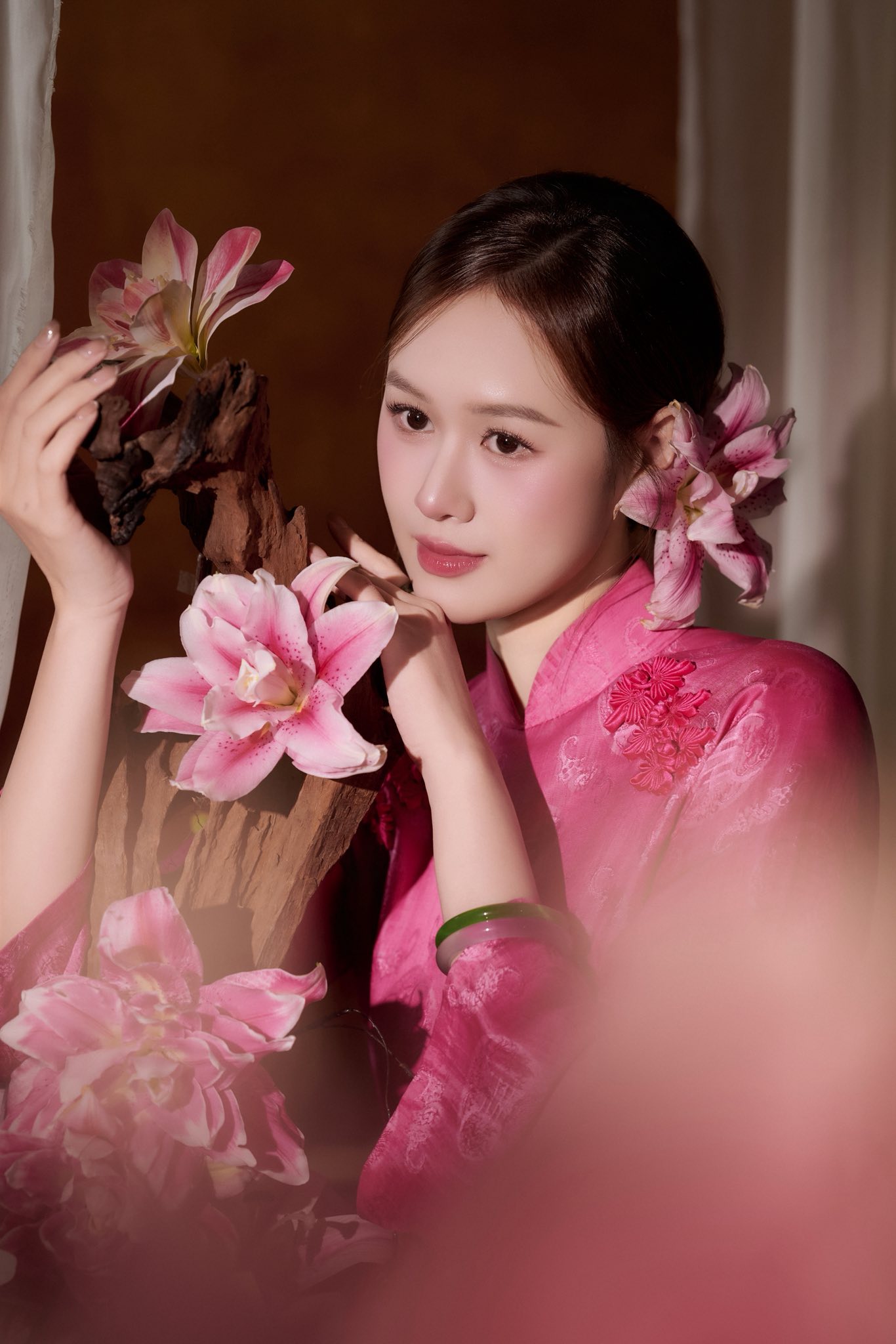 Bà xã Anh Đức nổi bật với áo dài truyền thống sắc hồng - 2