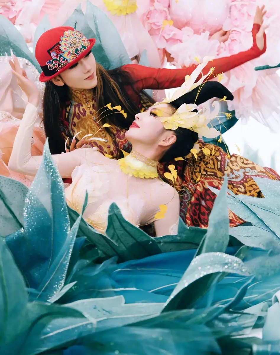 Theo&nbsp;Sina, Dương Lệ Bình và Đồng Lệ Á hợp tác trong vở diễn 'Hoa nở phú quý' tại Gala chào xuân mới của đài Hà Nam. Trước giờ diễn, tạo hình của các nghệ sĩ được chia sẻ trên mạng xã hội, thu hút chú ý.