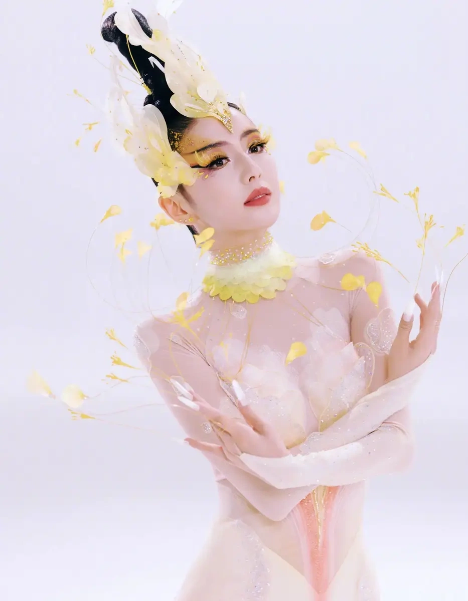 Đồng Lệ Á đăng ảnh trên Weibo và chia sẻ: 'Khi nhận được lời mời và biết mình sẽ được làm việc với cô Dương Lệ Bình, tôi vừa bất ngờ vừa vui mừng, không từ ngữ nào có thể diễn tả được niềm vinh dự này. Sự theo đuổi không ngừng nghỉ hướng đến sự hoàn hảo trong nghệ thuật của cô Dương đã một lần nữa nhắc nhở tôi về niềm đam mê và nhiệt huyết ban đầu của một vũ công'.