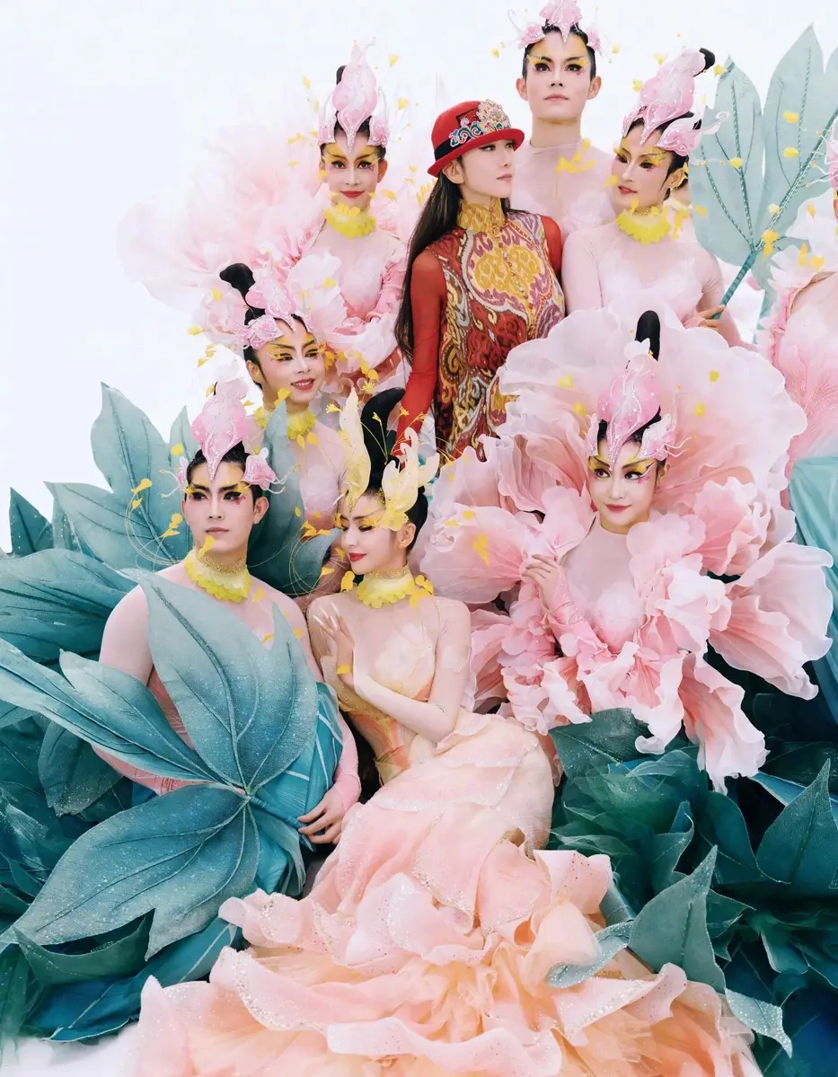 Dương Lệ Bình biên đạo điệu múa cho các nghệ sĩ, trong đó có Đồng Lệ Á.