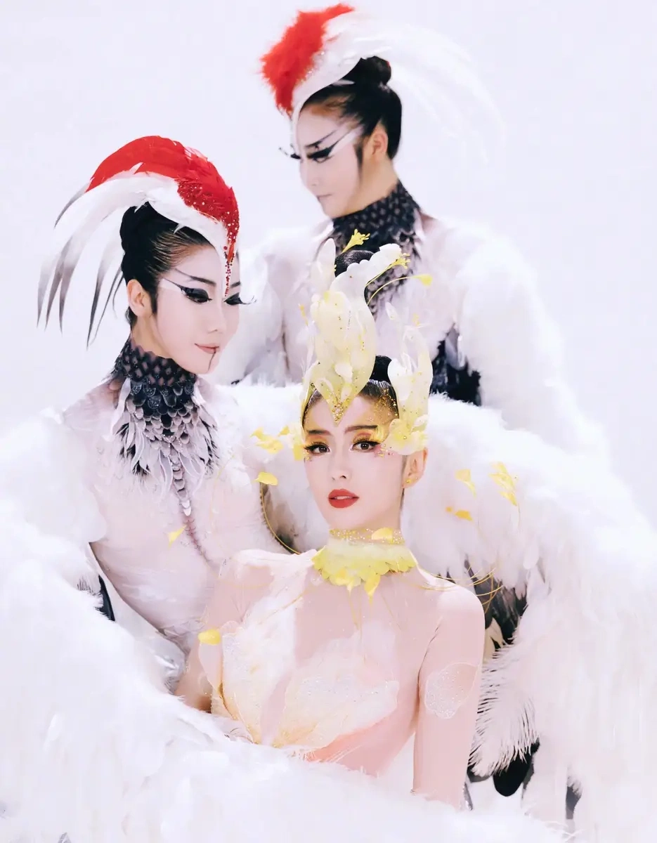 Đồng Lệ Á sinh năm 1983, tốt nghiệp trường Nghệ thuật Tân Cương, Học viện Hý kịch Trung Ương. Cô nổi danh với các vai mỹ nhân cổ trang trong 'Mẫu nghi thiên hạ', 'Cung tỏa tâm ngọc'. Cô có cuộc hôn nhân kéo dài 7 năm với đạo diễn Trần Tư Thành. Sự nghiệp của Đồng Lệ Á sau ly hôn có nhiều chuyển biến tích cực. Cô hiện được yêu mến vì đời tư kín tiếng, hoạt động nghệ thuật tích cực.