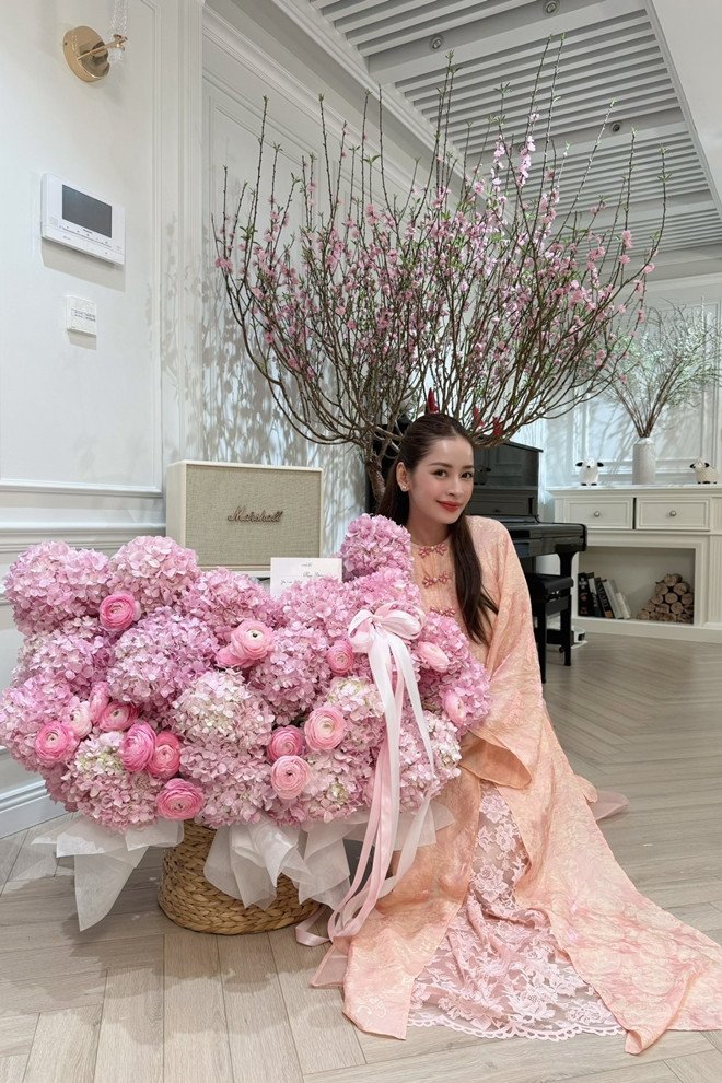 Ca sĩ, diễn viên Chi Pu bên những bông hoa cẩm tú cầu.