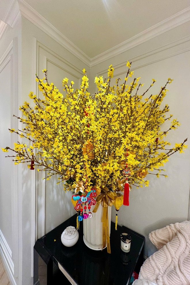 Ca sĩ, diễn viên Chi Pu bên những bông hoa cẩm tú cầu.