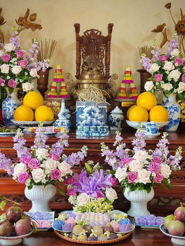 Mâm lễ cúng ngày mùng 1 và ngày Rằm tháng 2 âm lịch với sắc hồng của hoa phi yến.