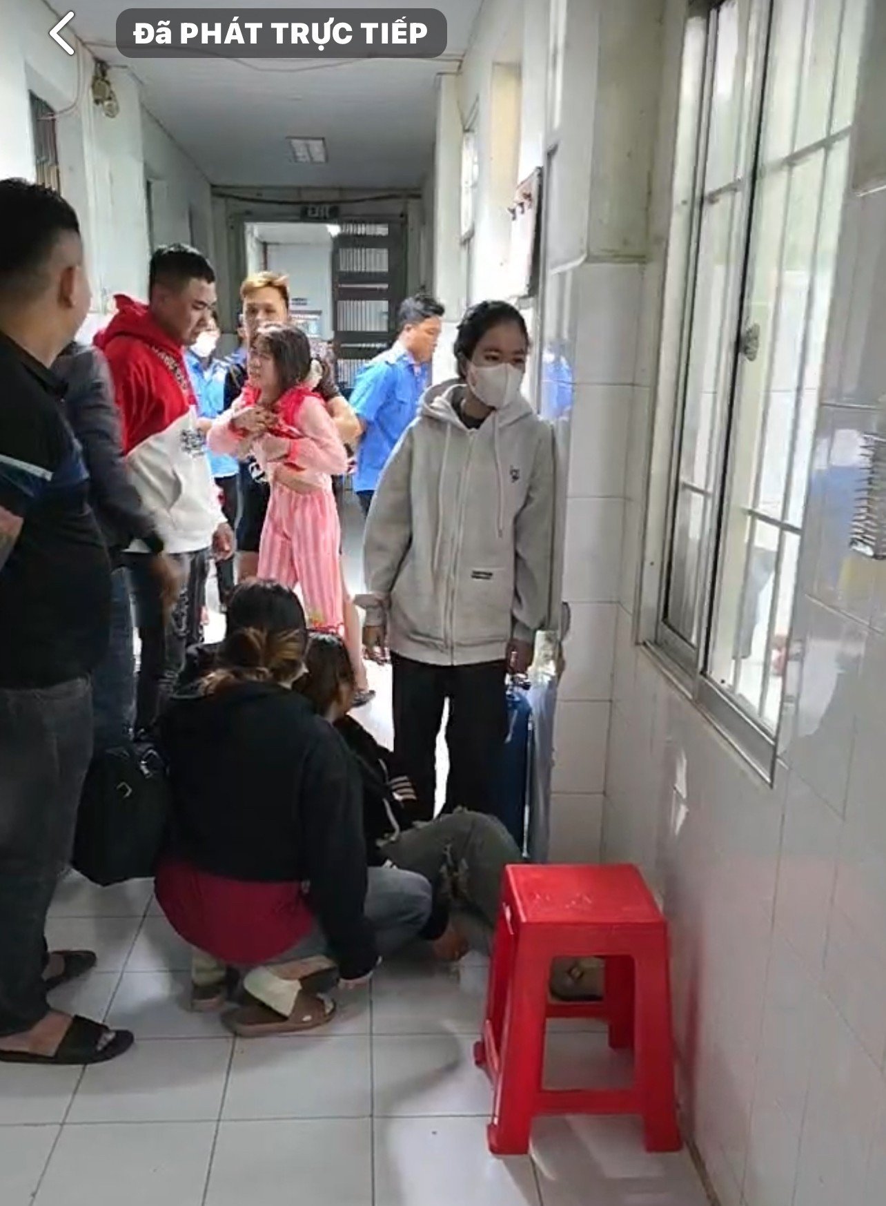 Người nhà cụ bà 84 tuổi quay và phát trực tiếp cảnh cấp cứu tại giường bệnh với nhiều lời lẽ bức xúc (Ảnh cắt từ clip).