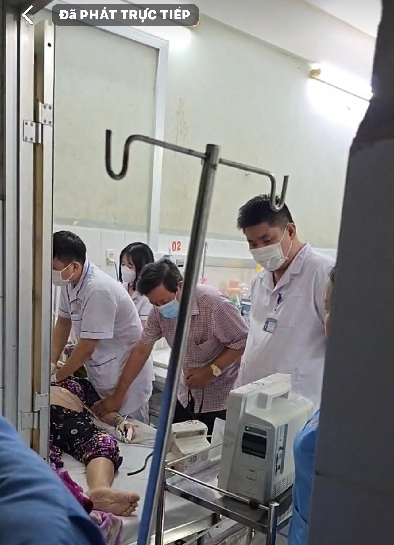 Người nhà cụ bà 84 tuổi quay và phát trực tiếp cảnh cấp cứu tại giường bệnh với nhiều lời lẽ bức xúc (Ảnh cắt từ clip).